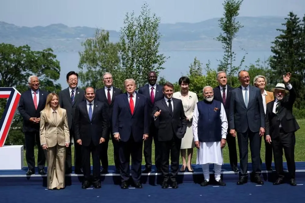 Foto oficial da c&uacute;pula do G7 na Fran&ccedil;a. &mdash; Foto: Reuters/Isabel Infantes