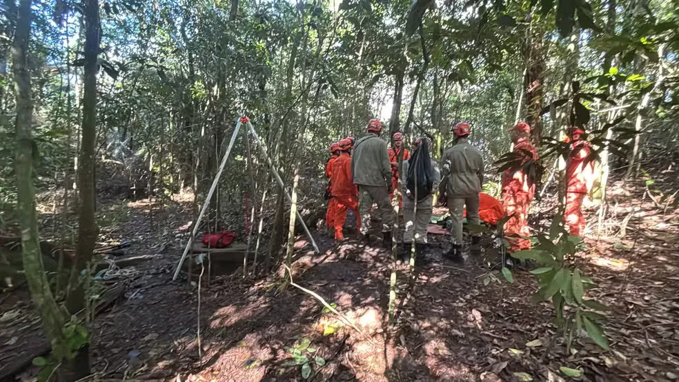 Policiais e bombeiros iniciaram trabalho para i&ccedil;ar corpos encontrados em cemit&eacute;rio clandestino &mdash; Foto: Reprodu&ccedil;&atilde;o