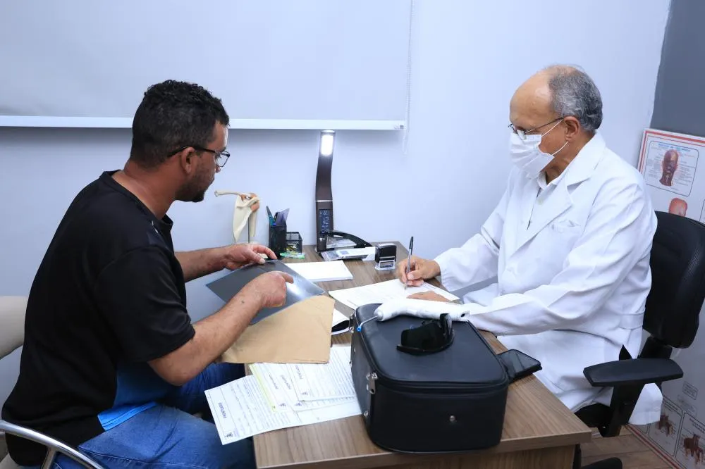 Consultas de ortopedia e fisioterapia gratuitas são oferecidas à população em Goiânia