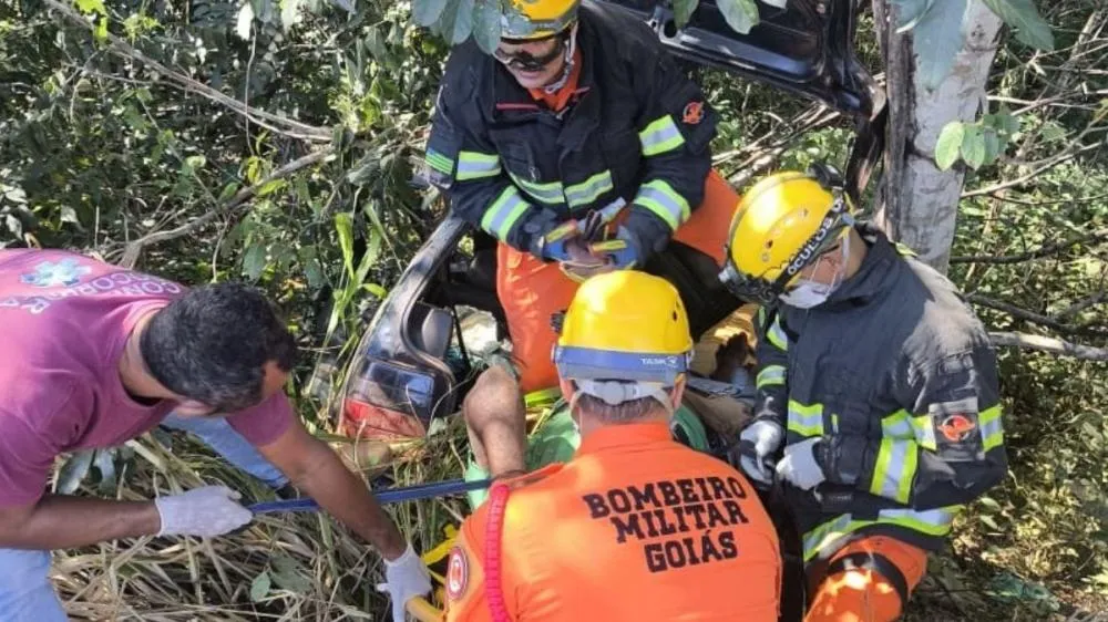 Homem sobrevive por dias em ribanceira após acidente que matou pai e passageira em Goiás