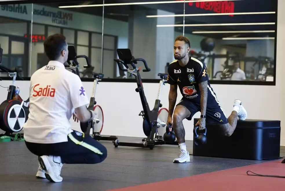 Neymar, em fisioterapia na Seleção — Foto: Rafael Ribeiro/CBF