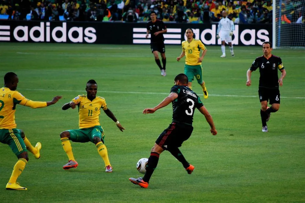 Técnico da África do Sul critica arbitragem de brasileiro em jogo de abertura da Copa do Mundo