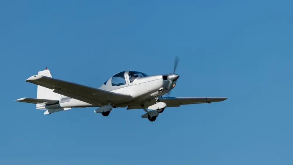 Queda de avião mata 12 pessoas em rodovia no Missouri