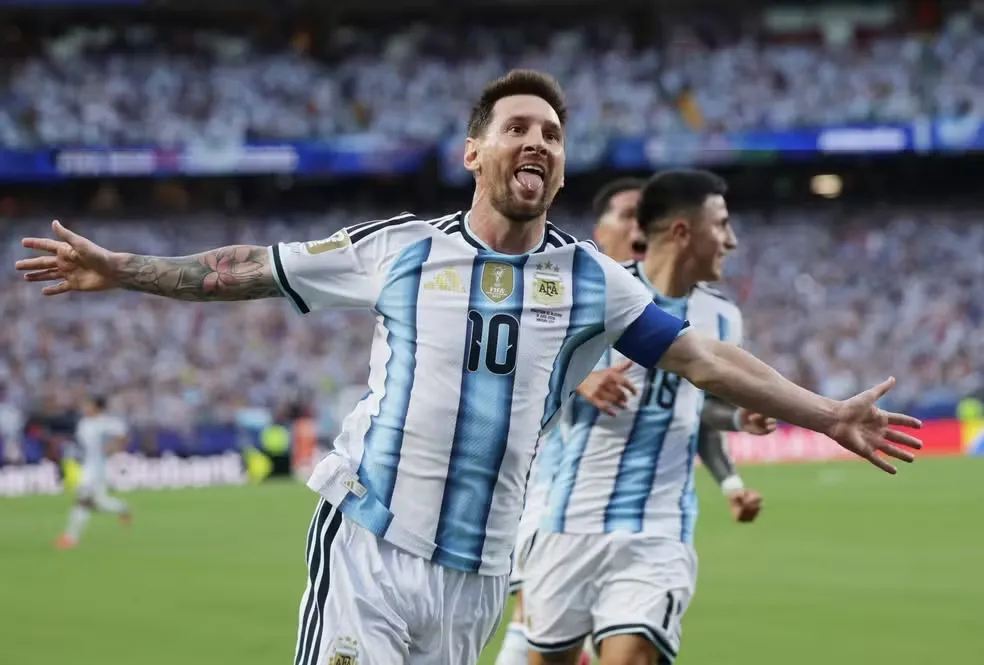 Messi celebra gol contra a Argélia. — Foto: Claudia Greco / Reuters