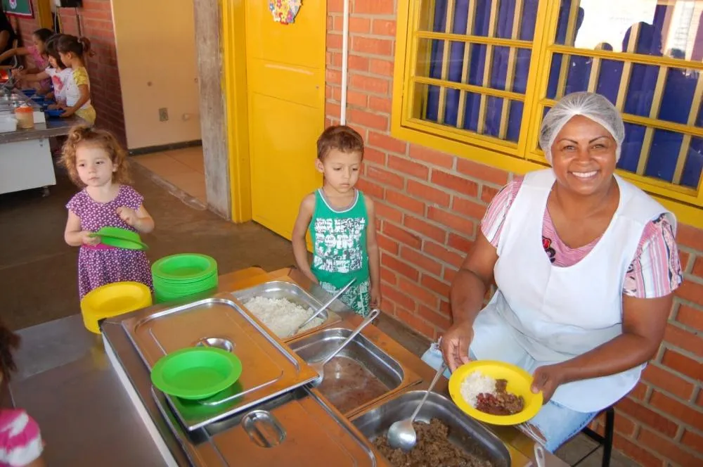 Concurso vai premiar merendeiras de escolas municipais de Goiânia. (Foto: Reprodução) Fonte: A Redação - https://aredacao.com.br/concurso-vai-premiar-merendeiras-de-escolas-municipais-de-goiania/