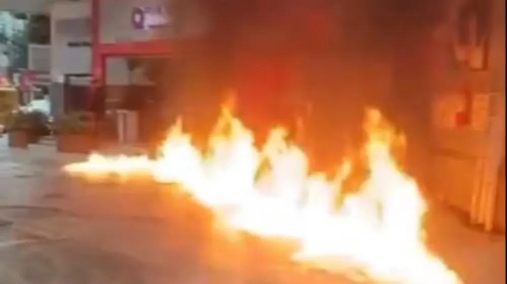 Posto em Jacarepaguá ficou em chamas após homem que alegou ter comprado gasolina adulterada ateou fogo no local — Foto: Reprodução