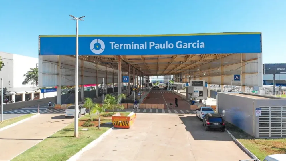 Após briga, motorista parou o ônibus e determinou desembarque de todos os passageiros no terminal (Foto: RMTC)