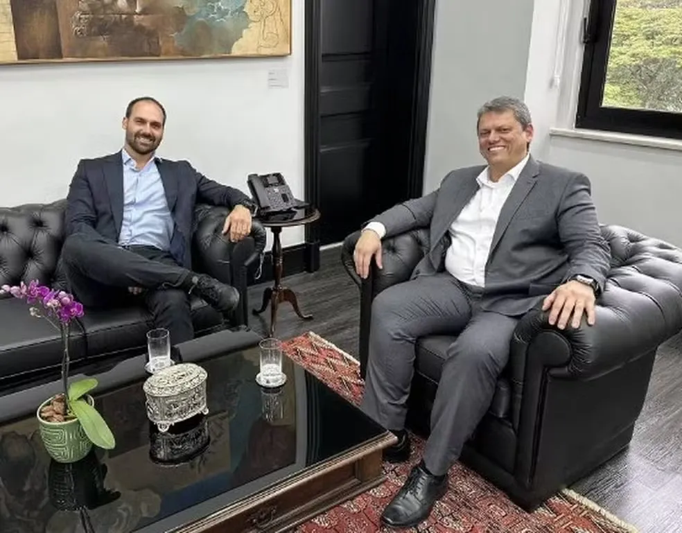O governador de São Paulo, Tarcísio de Freitas (Republicanos), e o ex-deputado Eduardo Bolsonaro, em encontro no Palácio dos Bandeirantes, em junho de 2023. — Foto: Reprodução/Redes Sociais