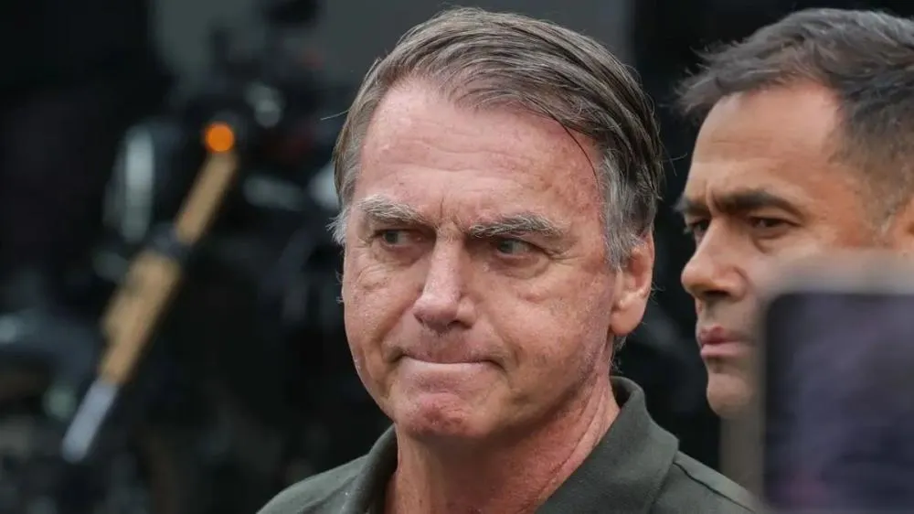 Arma atribuída a Bolsonaro é apreendida em blitz e vira alvo de investigação