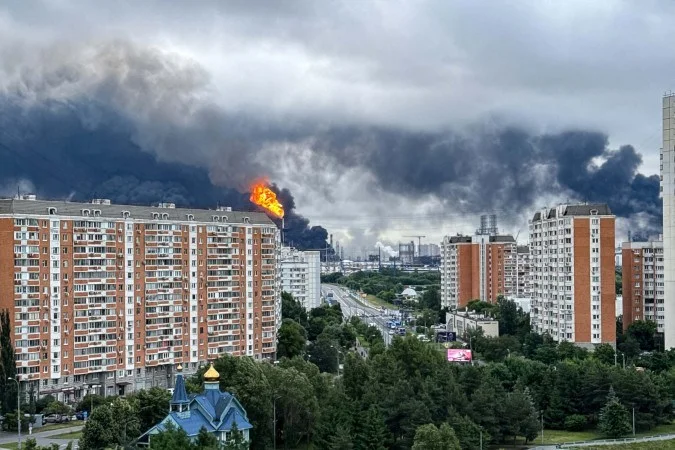 Colunas de fumaça negra sobem ao céu sobre refinaria da Gazprom, na periferia a sudeste de Moscou - (crédito: AFP)