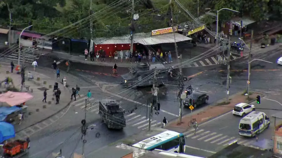 Blindados da polícia circulam por Rio das Pedras — Foto: Reprodução/TV Globo