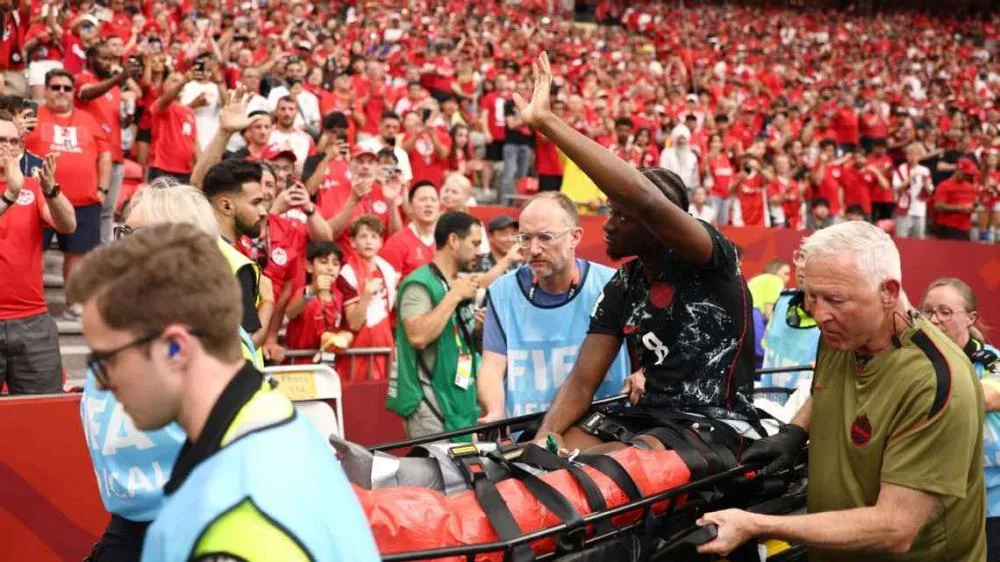 Ismael Koné sai de campo e cumprimenta torcida canadense, em choque após lesão do volante na Copa Fran Santiago/Getty Images