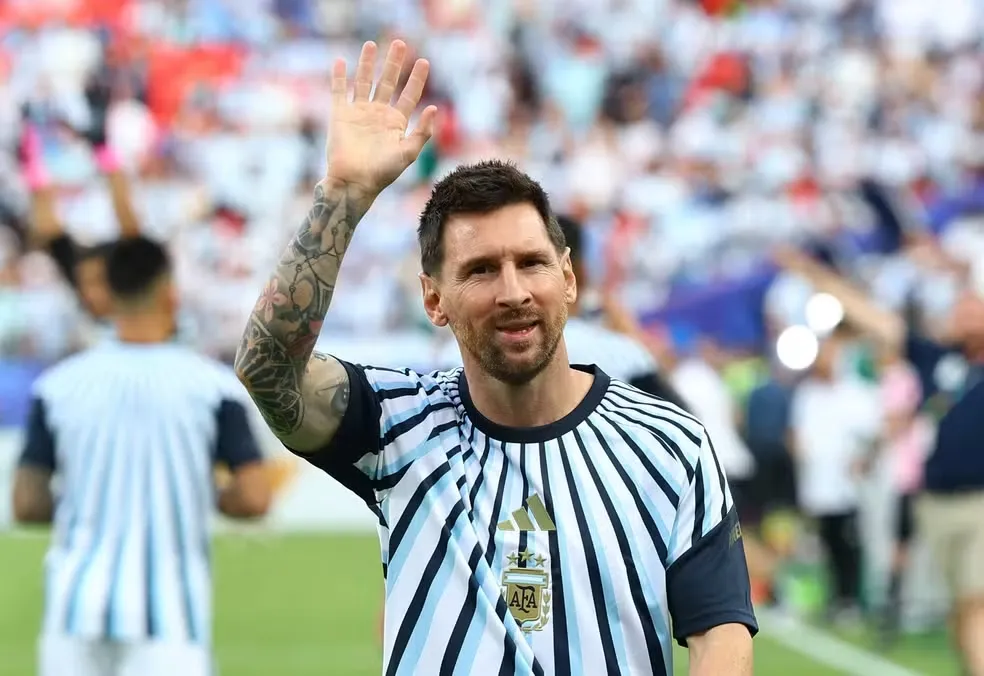 Lionel Messi, da Argentina , acena para os torcedores durante o aquecimento antes da partida — Foto: REUTERS/Bernadett Szabo